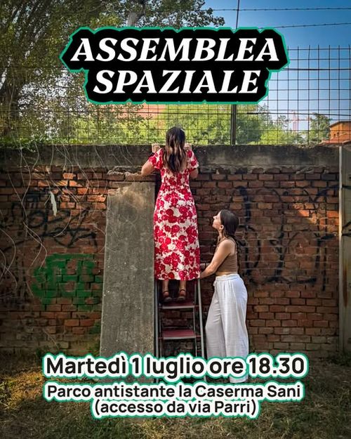 Una persona sbircia oltre il muro della Ex-Caserma Sani